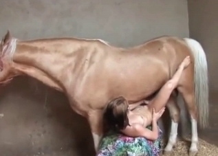 Skinny slut is getting railed by a hung horse